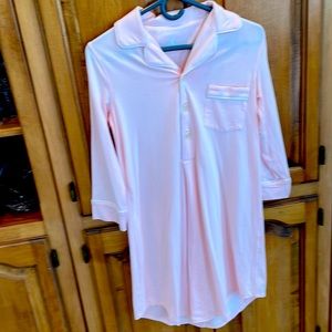 NWOT pink night gown with from pocket.  Supper comfy with front buttons. Size XS